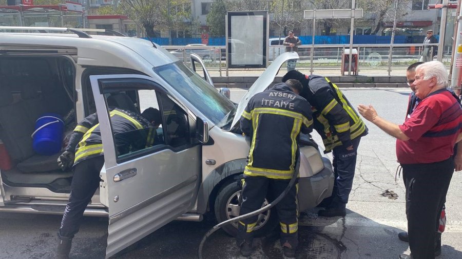 Kayseri’de Seyir Halindeki Ticari Araçta Yangın