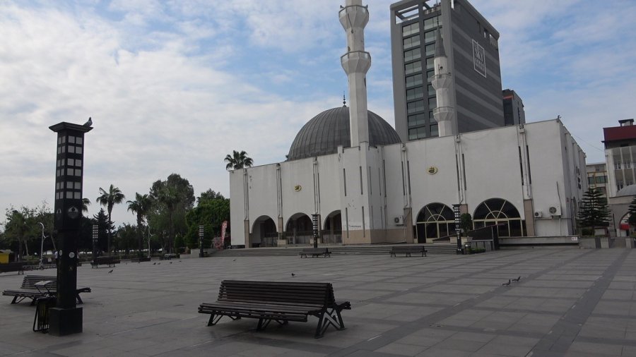 Mersin’de Bayram Tatiliyle Kepenkler Kapandı, Şehir Sessizliğe Büründü