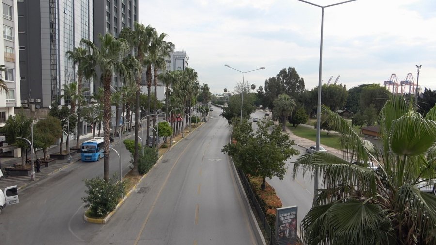 Mersin’de Bayram Tatiliyle Kepenkler Kapandı, Şehir Sessizliğe Büründü