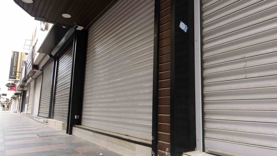 Mersin’de Bayram Tatiliyle Kepenkler Kapandı, Şehir Sessizliğe Büründü