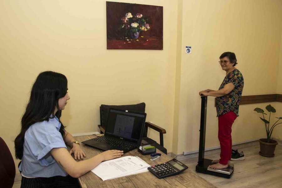 Diyetisyen Kinaş: "dinlenmiş Olan Sindirim Sistemimizi Çok Fazla Yemek Yiyerek Bozmamak Gerekiyor"