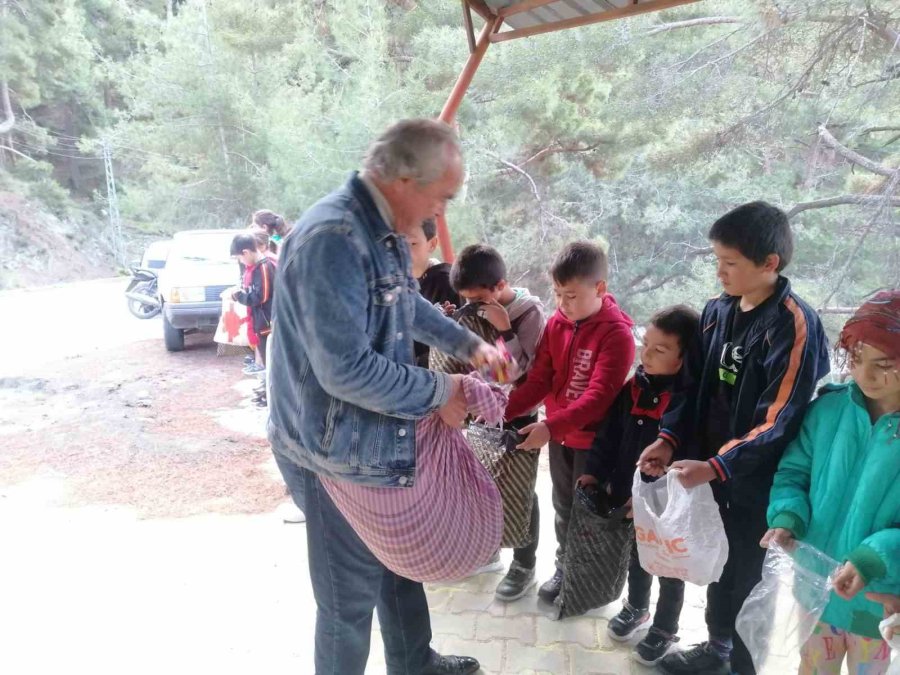 Çocuklara Avuç Avuç Şeker Dağıtma Geleneği Sürüyor