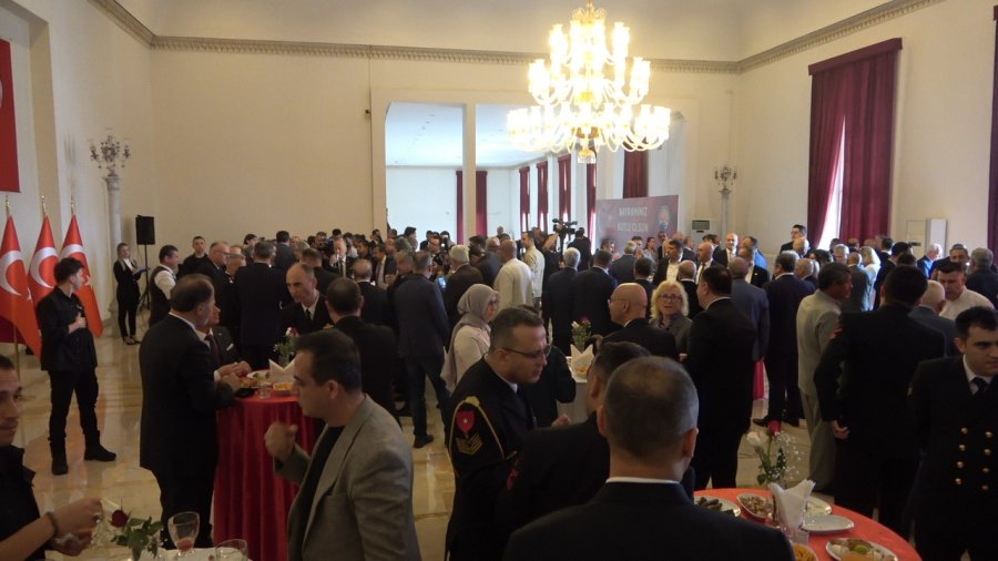 Mersin Valisi Pehlivan: "bayramı Dayanışma İçinde Kutluyoruz"