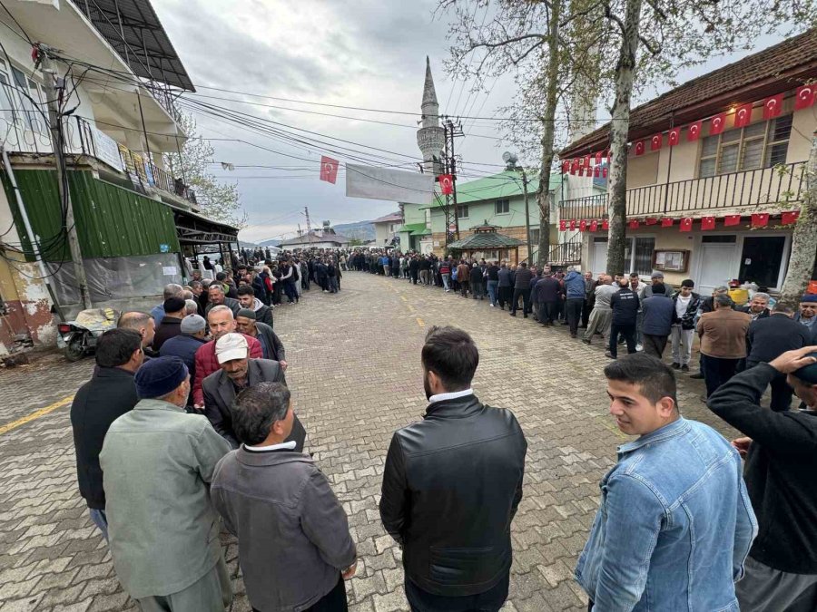 Bayramlaşmak İçin Kuyruk Oluşturdular