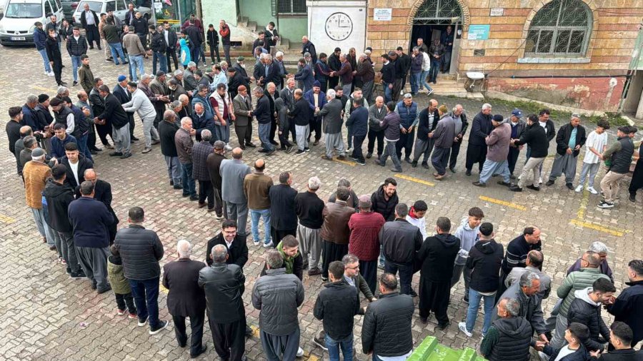 Bayramlaşmak İçin Kuyruk Oluşturdular