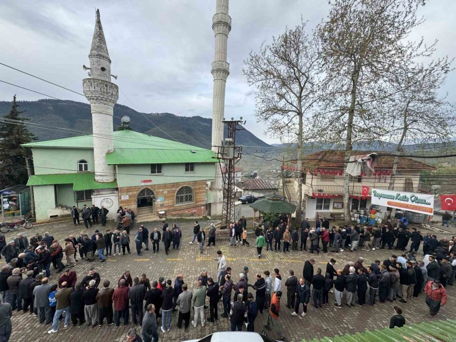 Bayramlaşmak İçin Kuyruk Oluşturdular