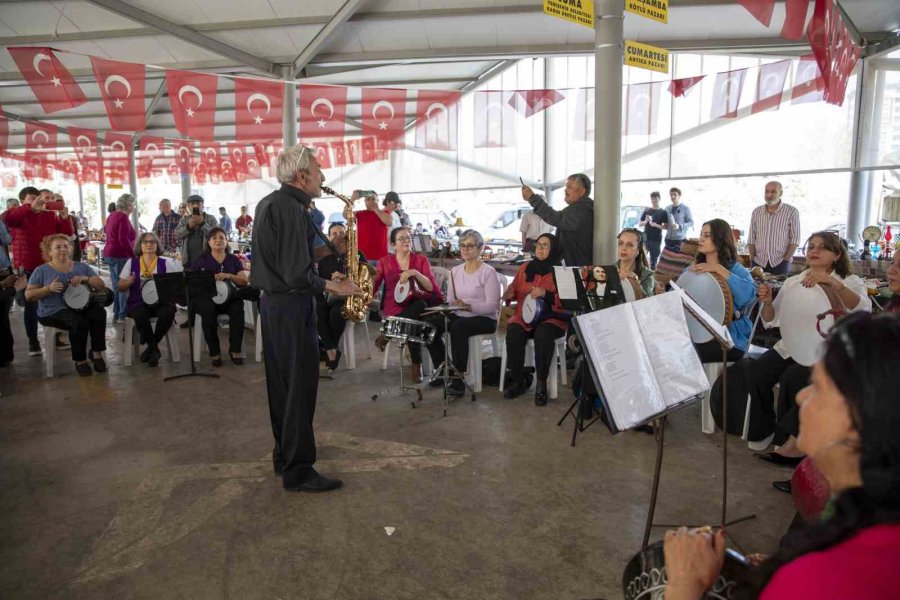 16 Kişiden Oluşan Kadın Ritim Grubu, Antika Pazarı’nda Konser Verdi