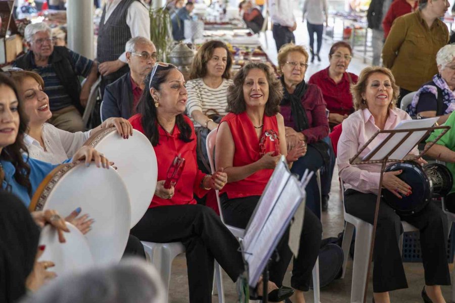 16 Kişiden Oluşan Kadın Ritim Grubu, Antika Pazarı’nda Konser Verdi