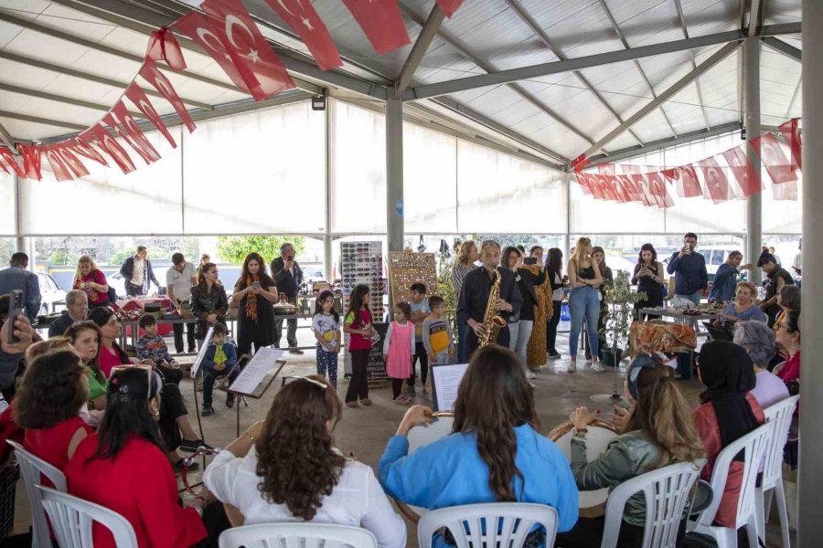 16 Kişiden Oluşan Kadın Ritim Grubu, Antika Pazarı’nda Konser Verdi