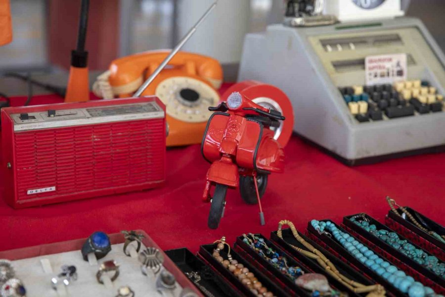 16 Kişiden Oluşan Kadın Ritim Grubu, Antika Pazarı’nda Konser Verdi