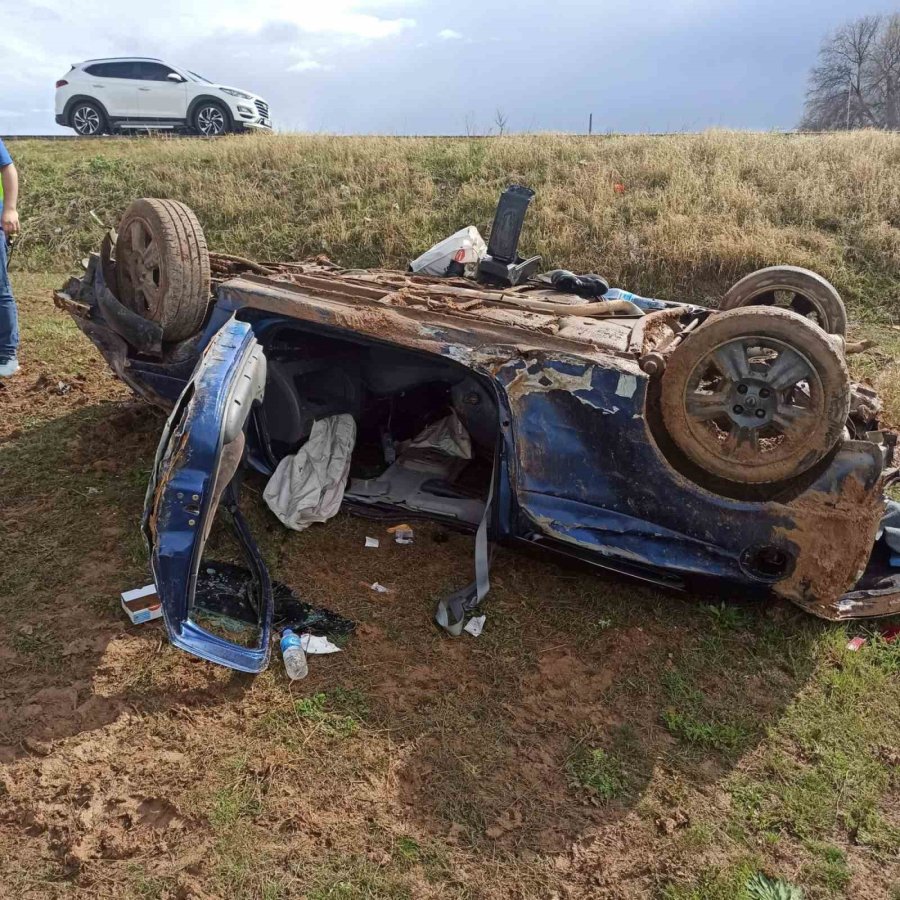 Kontrolden Çıkan Otomobil Takla Attı: 3 Yaralı