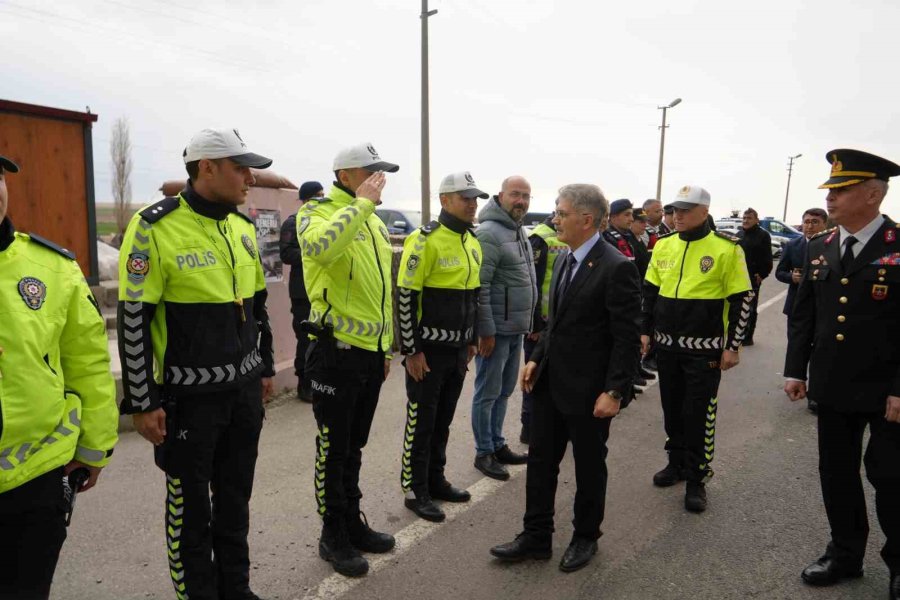 Vali Çelik, Trafik Uygulama Noktalarını Denetledi, Vatandaşlarla Bayramlaştı