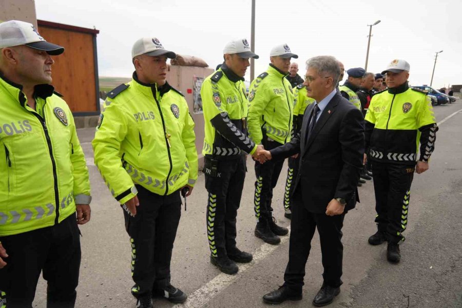 Vali Çelik, Trafik Uygulama Noktalarını Denetledi, Vatandaşlarla Bayramlaştı