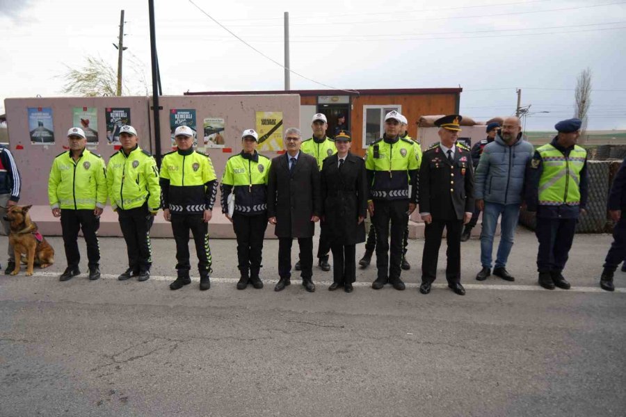 Vali Çelik, Trafik Uygulama Noktalarını Denetledi, Vatandaşlarla Bayramlaştı