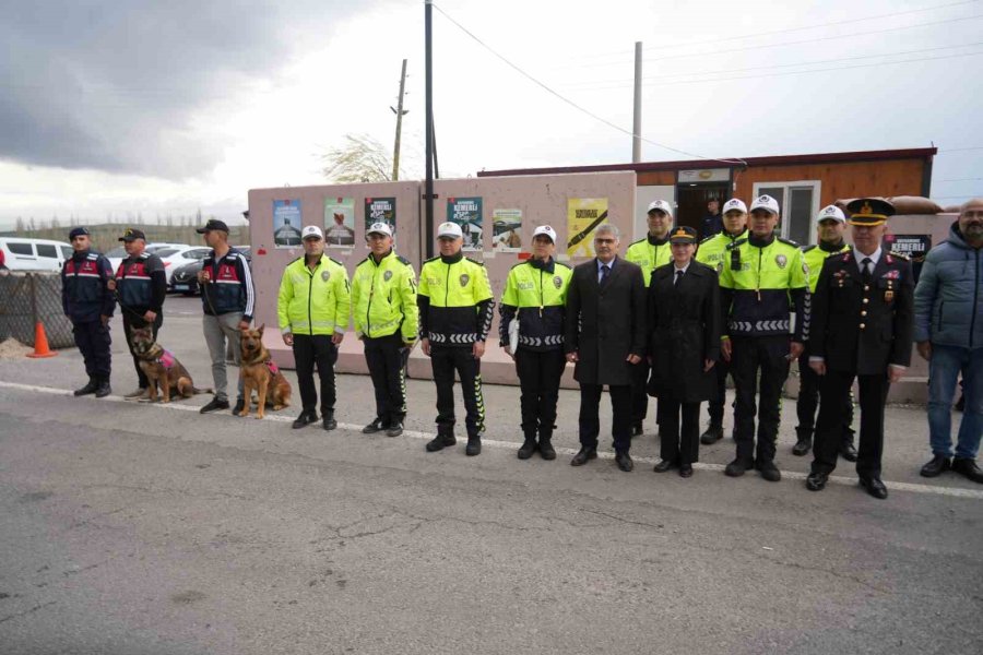 Vali Çelik, Trafik Uygulama Noktalarını Denetledi, Vatandaşlarla Bayramlaştı