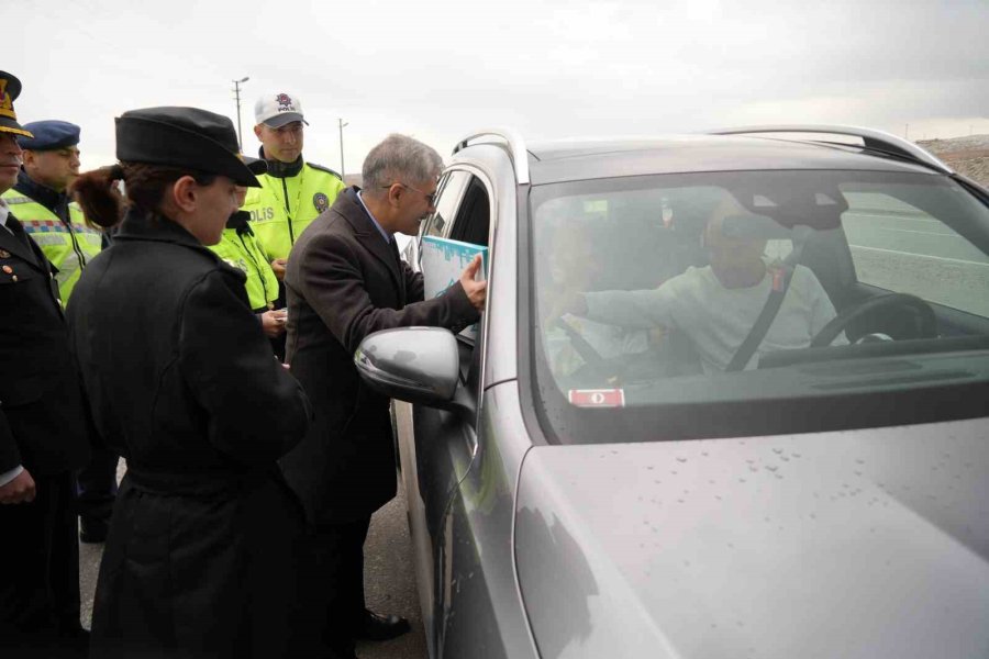 Vali Çelik, Trafik Uygulama Noktalarını Denetledi, Vatandaşlarla Bayramlaştı