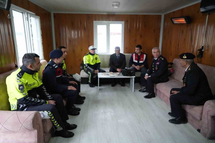 Vali Çelik, Trafik Uygulama Noktalarını Denetledi, Vatandaşlarla Bayramlaştı