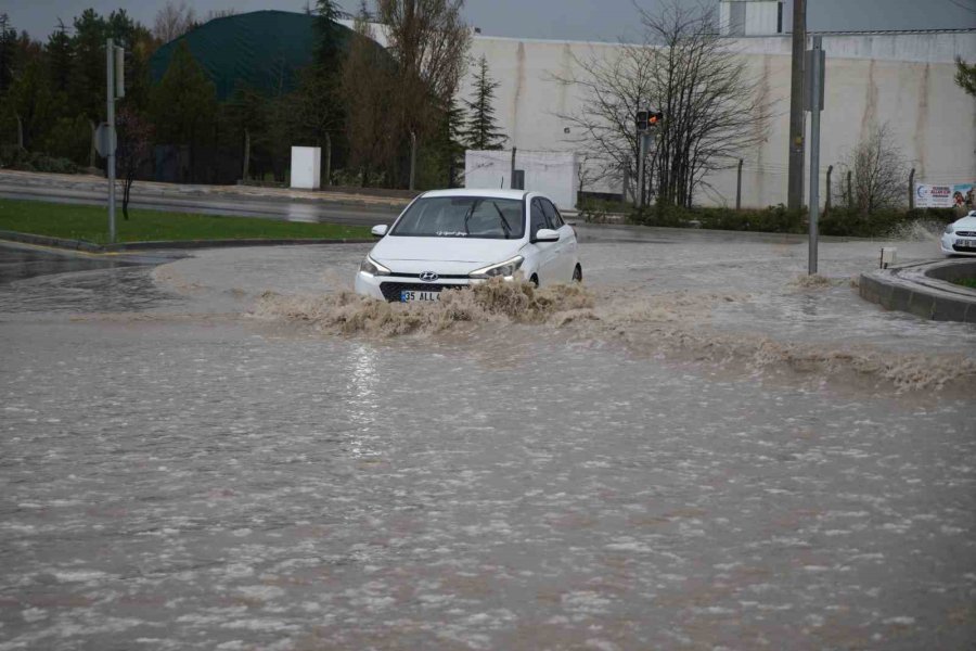 Niğde’de Sağanak Hayatı Olumsuz Etkiledi