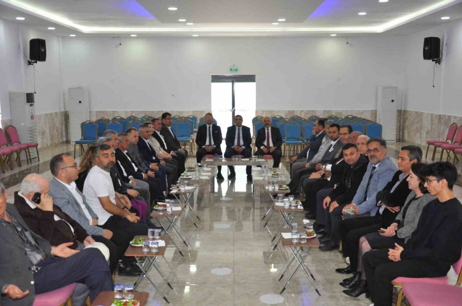 Silifke’de Bayramlaşma Programında Şeker Yerine Çilek Ve Erik İkram Edildi