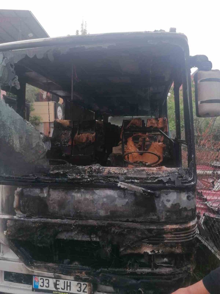 Tarsus’ta Servis Aracı Yandı