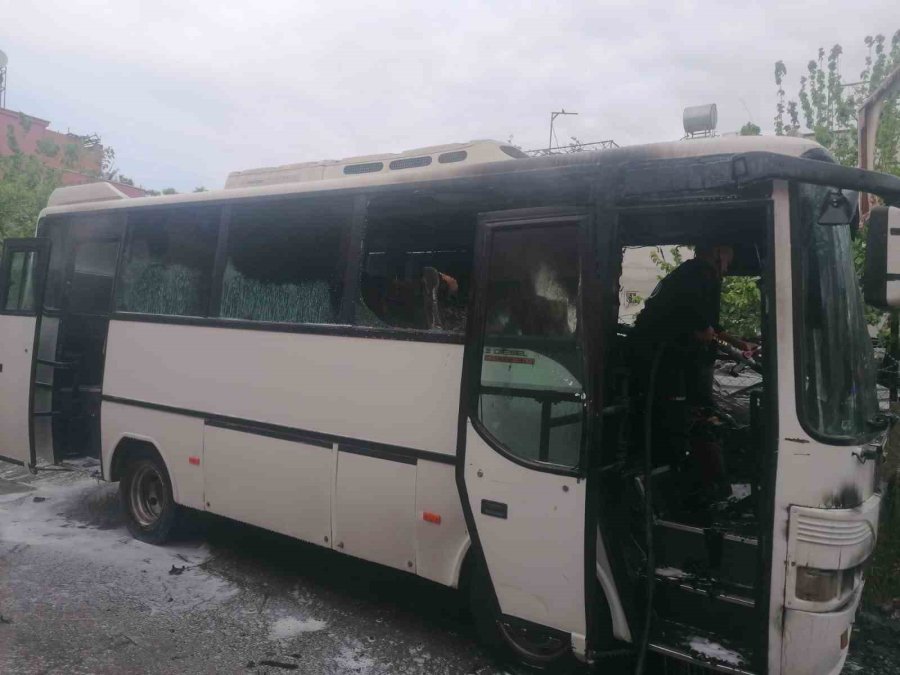 Tarsus’ta Servis Aracı Yandı