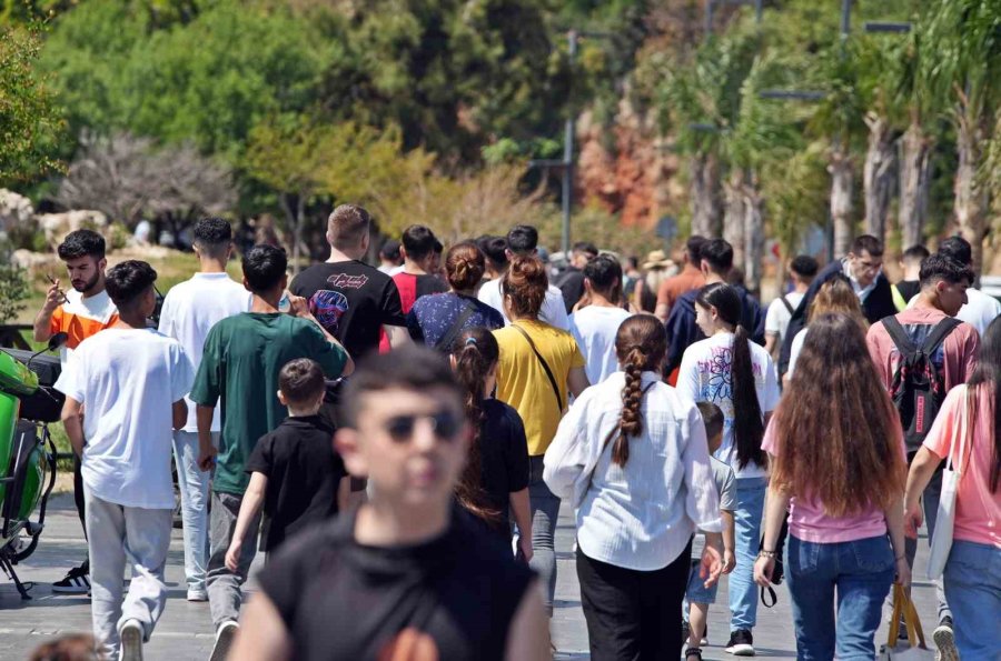 Antalya’da İstanbul’u Aratmayan Tatil Yoğunluğu