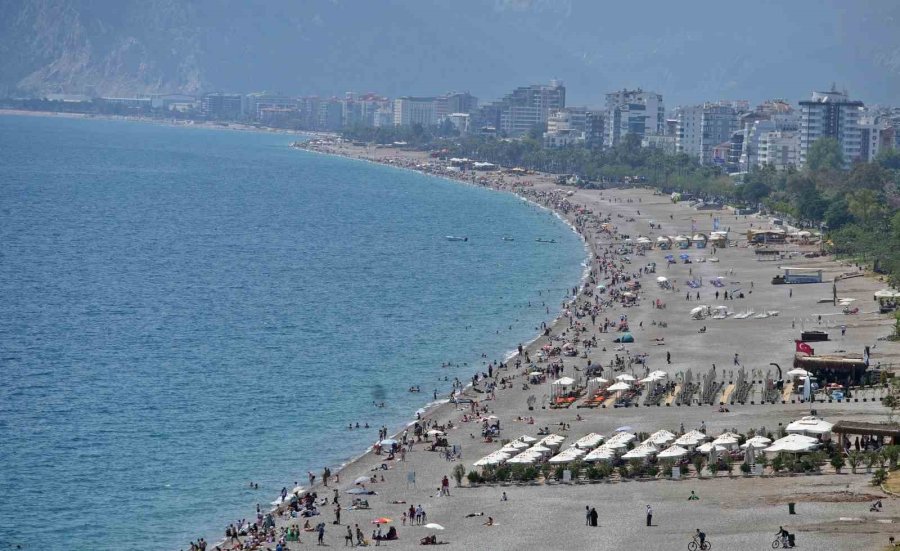 Antalya’da İstanbul’u Aratmayan Tatil Yoğunluğu