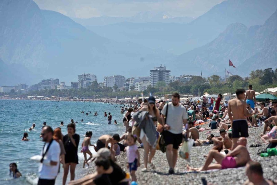 Antalya’da İstanbul’u Aratmayan Tatil Yoğunluğu