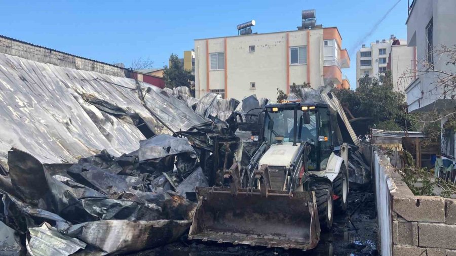 Mersin’de Narenciye Paketleme Tesisindeki Yangın Söndürüldü