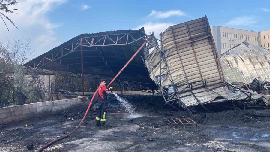Mersin’de Narenciye Paketleme Tesisindeki Yangın Söndürüldü