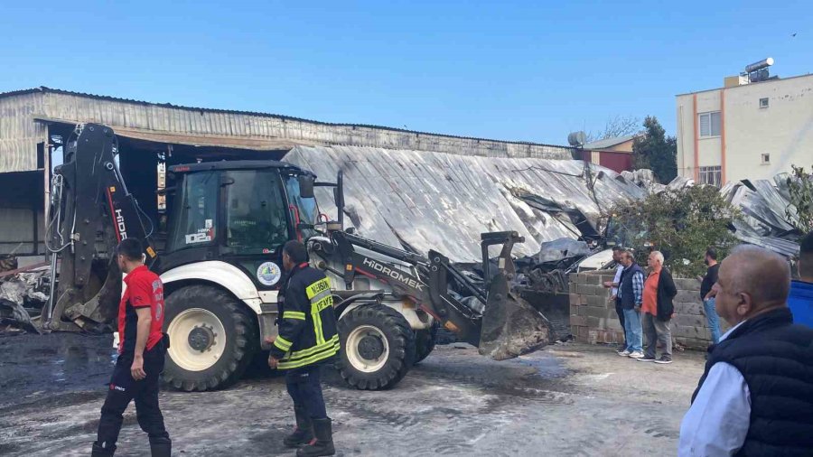 Mersin’de Narenciye Paketleme Tesisindeki Yangın Söndürüldü