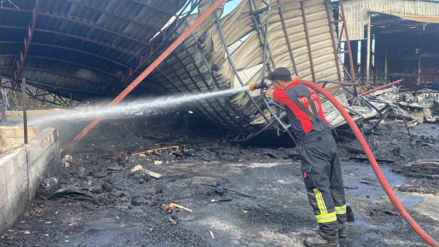 Mersin’de Narenciye Paketleme Tesisindeki Yangın Söndürüldü