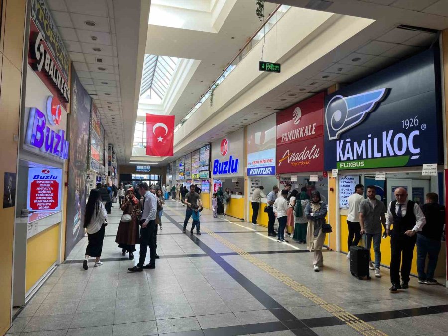Bayram Dönüşlerinin Başlamasıyla Otogarda Yoğunluk Oluştu