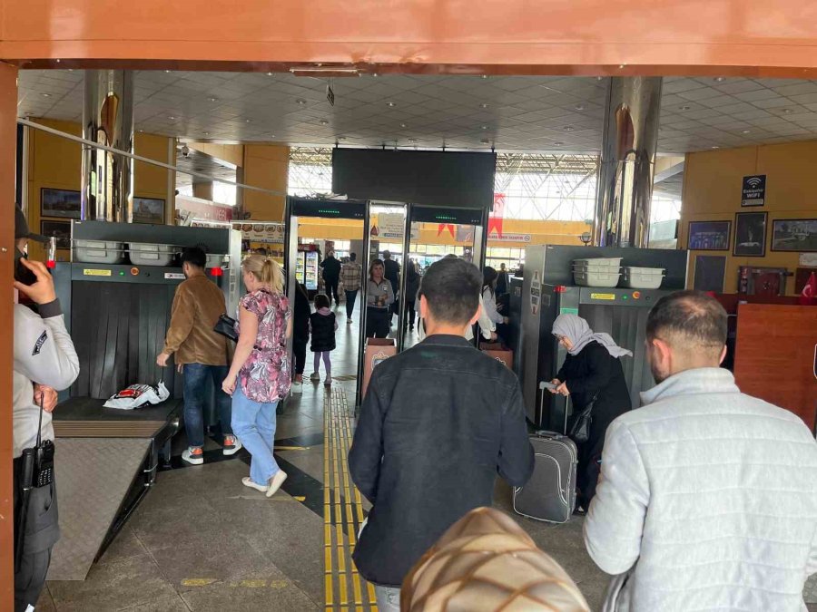 Bayram Dönüşlerinin Başlamasıyla Otogarda Yoğunluk Oluştu