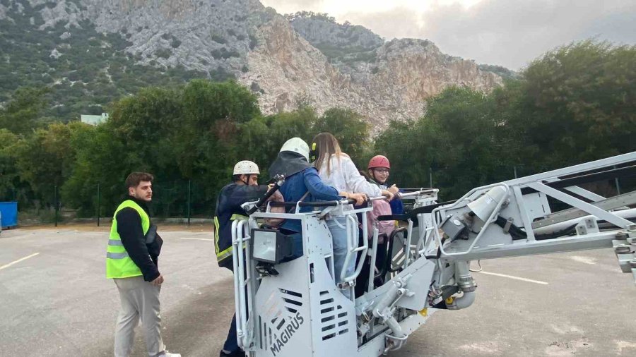 Antalya’da Teleferik Kabini Düştü, Seferlere Ara Verildi