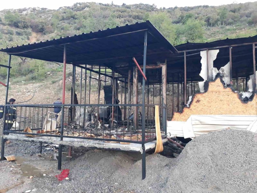 Yangın, Müstakil Evi Kullanılamaz Hale Getirdi