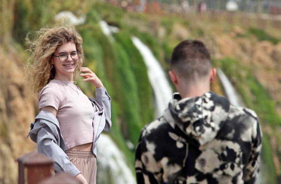 Antalya’nın Yasak Dinletmeyen Cazibesi Düden Şelalesi, Tatilci Akınına Uğradı