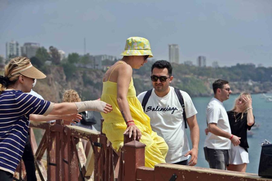 Antalya’nın Yasak Dinletmeyen Cazibesi Düden Şelalesi, Tatilci Akınına Uğradı