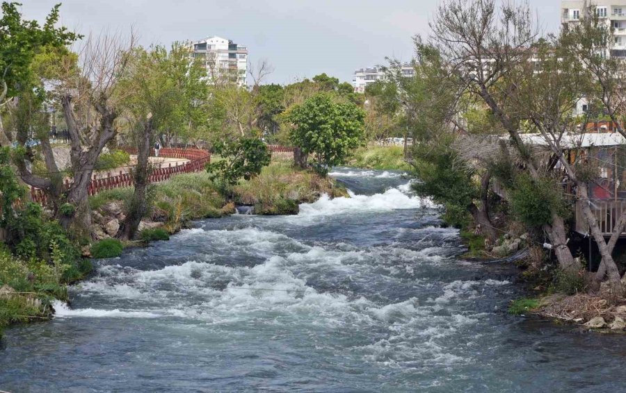 Antalya’nın Yasak Dinletmeyen Cazibesi Düden Şelalesi, Tatilci Akınına Uğradı