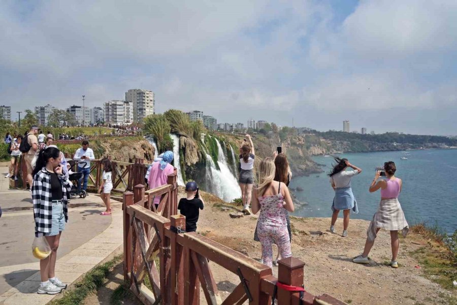 Antalya’nın Yasak Dinletmeyen Cazibesi Düden Şelalesi, Tatilci Akınına Uğradı