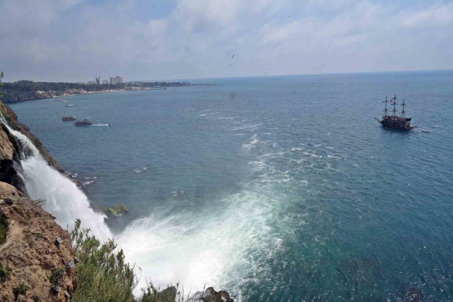 Antalya’nın Yasak Dinletmeyen Cazibesi Düden Şelalesi, Tatilci Akınına Uğradı