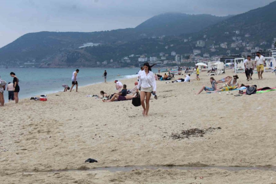 Alanya’da Vatandaşlar Bayramın 3’üncü Gününü Plajda Geçirdi
