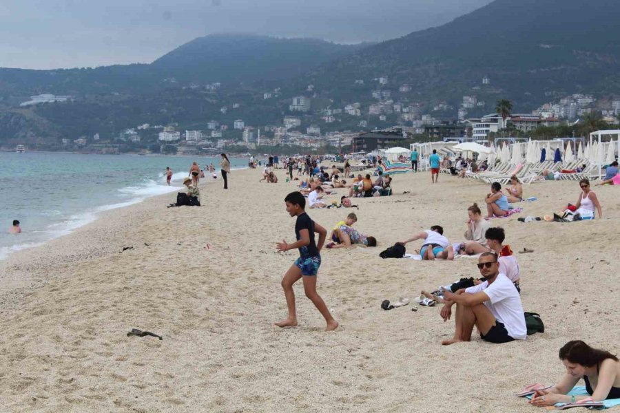 Alanya’da Vatandaşlar Bayramın 3’üncü Gününü Plajda Geçirdi