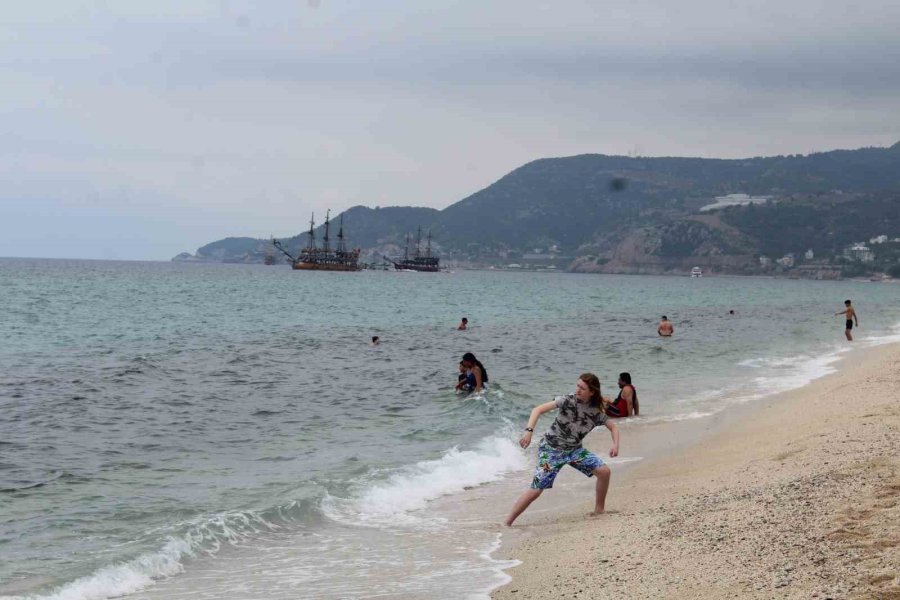 Alanya’da Vatandaşlar Bayramın 3’üncü Gününü Plajda Geçirdi
