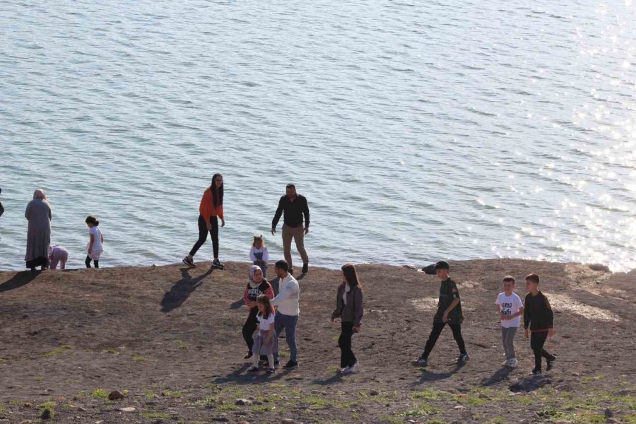 Bayram Tatilinde Meke Gölü Ve Acıgöl’e Ziyaretçi Akını