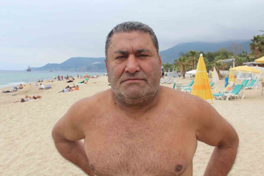 Alanya’da Vatandaşlar Bayramın 3’üncü Gününü Plajda Geçirdi