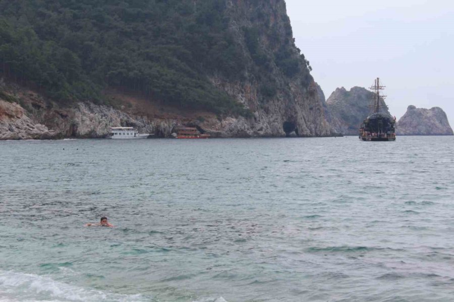 Alanya’da Vatandaşlar Bayramın 3’üncü Gününü Plajda Geçirdi