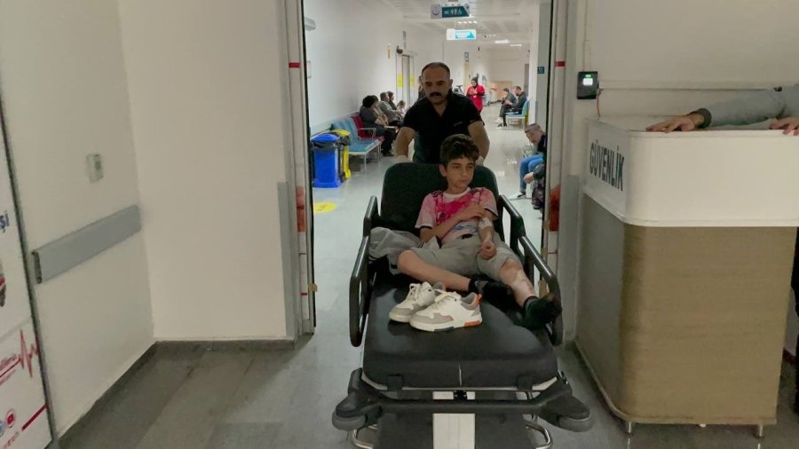 Otomobil Şarampole Devrildi: 2’si Çocuk 4 Kişi Yaralandı