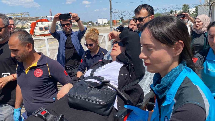 21 Saattir Havada Mahsur Kaldı, Helikopterden İner İnmez Yeri Öptü