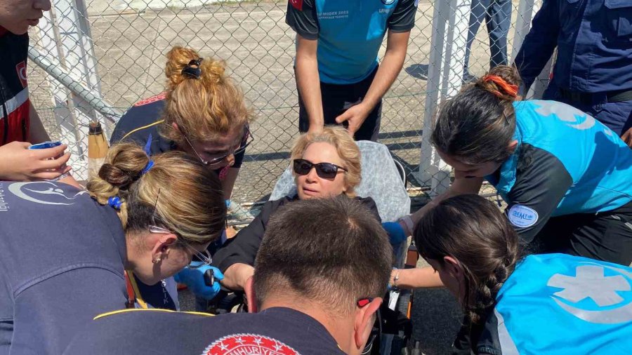 21 Saattir Havada Mahsur Kaldı, Helikopterden İner İnmez Yeri Öptü